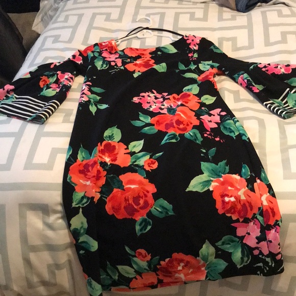 Jessica Howard Dresses & Skirts - Jessica Howard Dress with flare sleeves